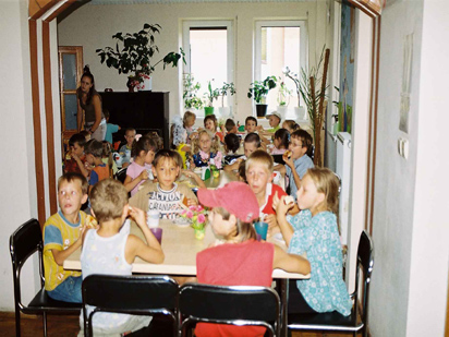 Kinder beim Mittagessen